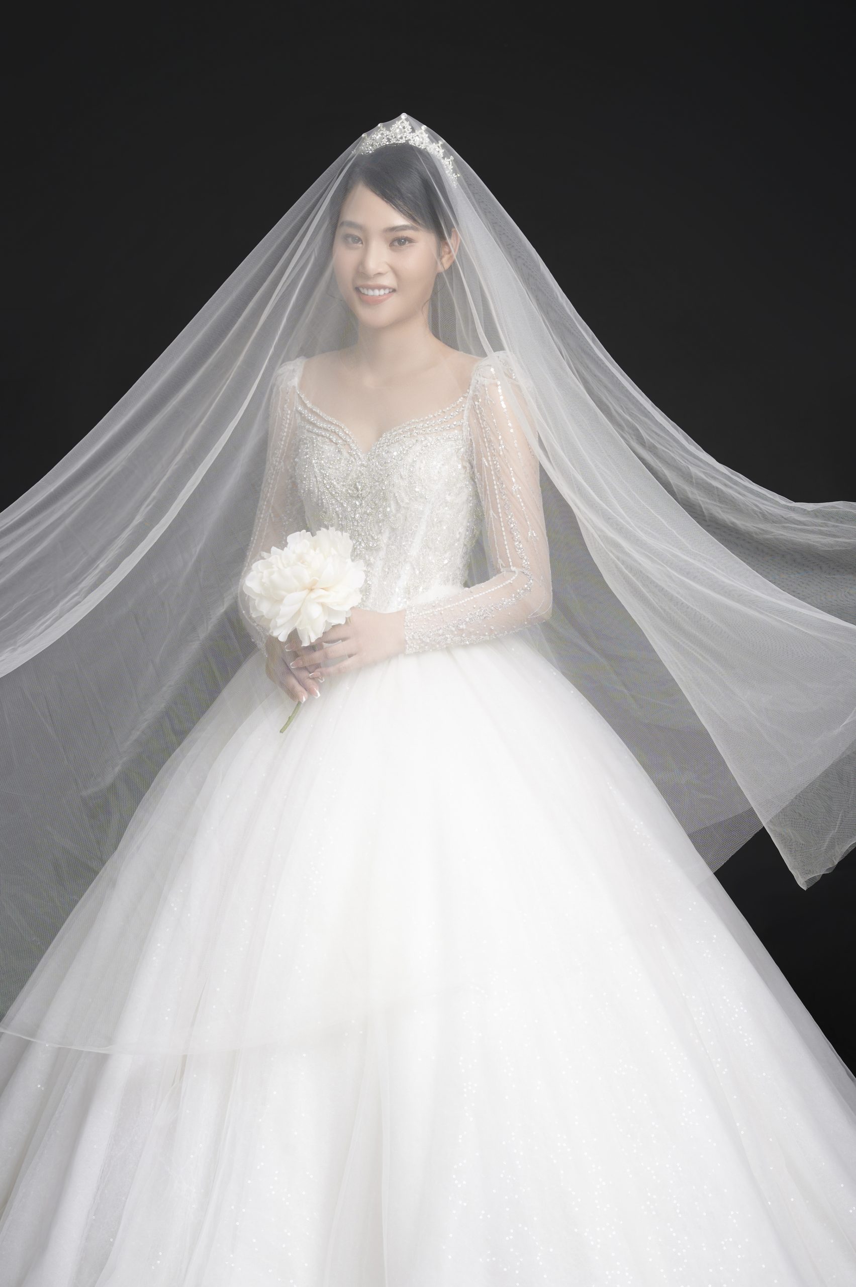 May thuê váy cưới mặc nước đầu